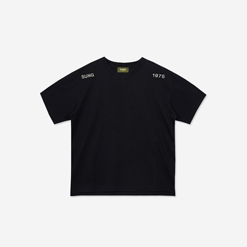 SUNG1975  숄더 로고 브이넥 티셔츠 [블랙] / 2 SIZE [추성훈 패션 옷 사장님귀]